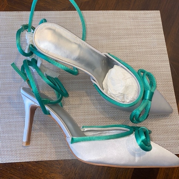 Woman’s size 9 green heels with pointed toe and bow - Picture 2 of 4